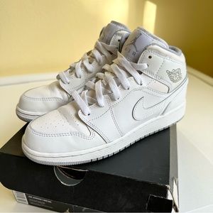 Air Jordan 1 Mid BG 'White Wolf Grey' size 4.5Y